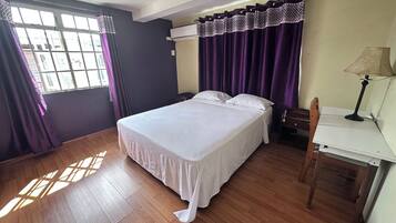 2 Schlafzimmer, Schreibtisch, Bügeleisen/Bügelbrett, Reisekinderbett