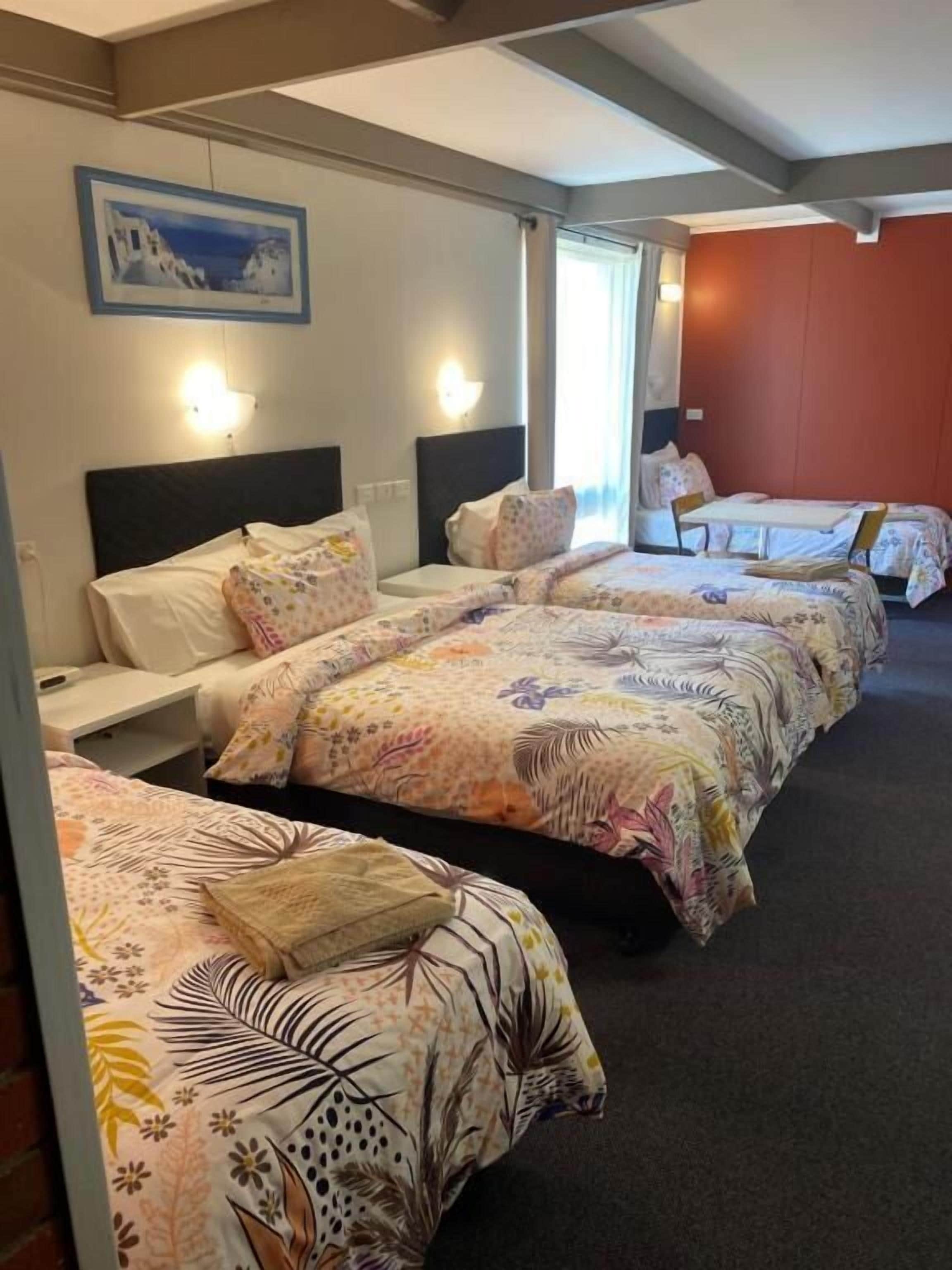 Skrivebord, skrivebord for bærbar PC og strykejern/-brett