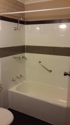 Familierom, balkong, bakgårdsutsikt | Bad | Hårføner, håndklær, såpe og sjampo