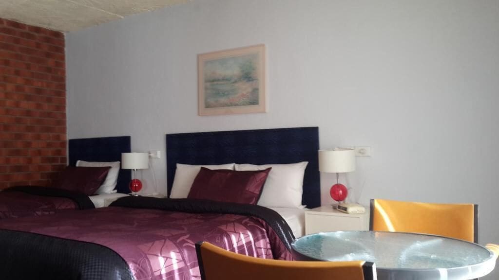 Familierom, balkong, bakgårdsutsikt | Skrivebord, skrivebord for bærbar PC og strykejern/-brett