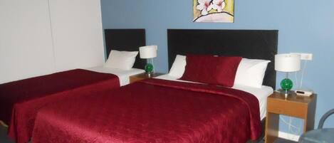 Twin Room, Balcony, Courtyard View | Meja, ruang kerja komputer riba, seterika/papan seterika, Wi-fi percuma