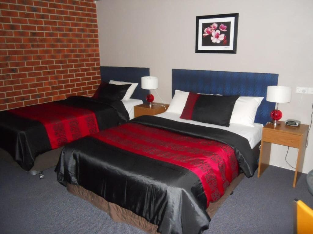 Tomannsrom, balkong, bakgårdsutsikt | Skrivebord, skrivebord for bærbar PC og strykejern/-brett