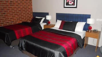 Tomannsrom, balkong, bakgårdsutsikt | Skrivebord, skrivebord for bærbar PC og strykejern/-brett