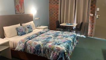 Dobbeltrom | Skrivebord, skrivebord for bærbar PC og strykejern/-brett