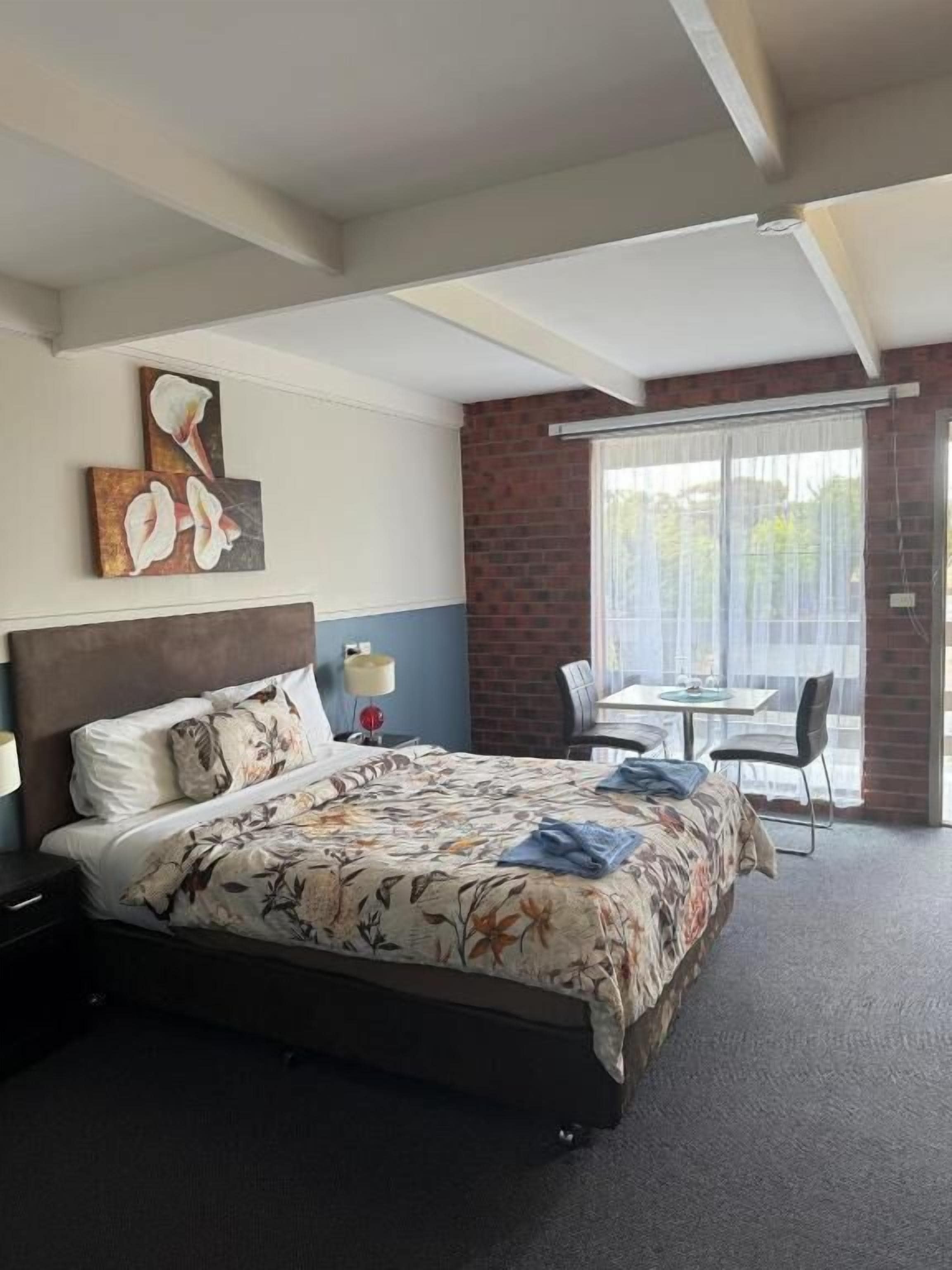 Dobbeltrom | Skrivebord, skrivebord for bærbar PC og strykejern/-brett