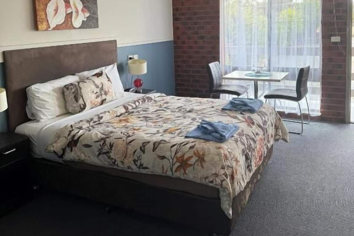 Double Room | Desk, laptop workspace, iron/ironing board, free WiFi