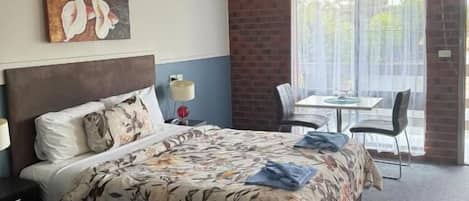 Escritorio y espacio para trabajar con laptop