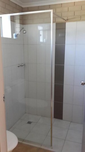 Haartrockner, Handtücher, Seife, Shampoo