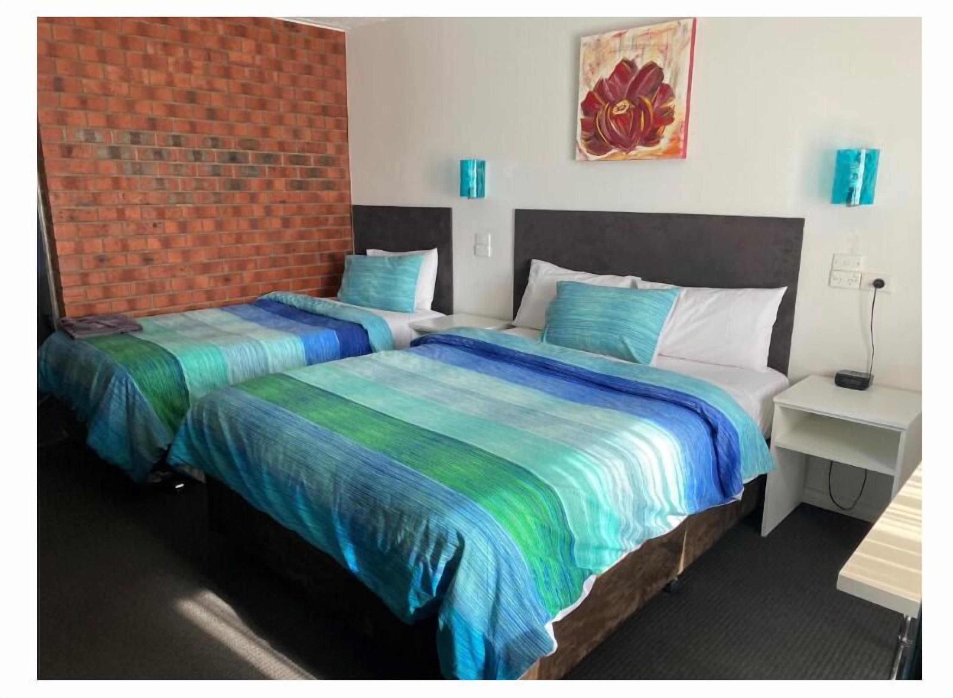 Twin Room, Balcony, Courtyard View | Desk, laptop workspace, iron/ironing board, free WiFi