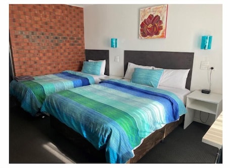 Twin Room, Balcony, Courtyard View | Desk, laptop workspace, iron/ironing board, free WiFi. Zero Inn Motel