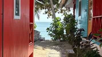 Habitación Deluxe doble, vistas parciales al mar | Jardines del alojamiento