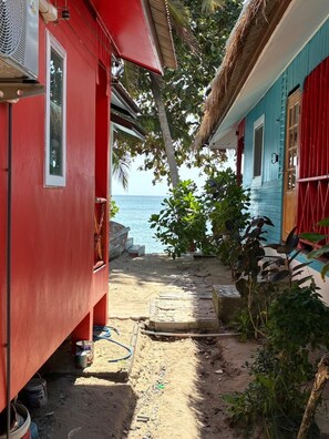 Habitación Deluxe doble, vistas parciales al mar | Jardines del alojamiento