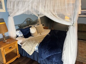 4 bedrooms, iron/ironing board, WiFi, bed sheets