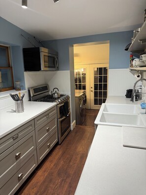 Private kitchen - Parkside Gem - Safe, Quiet, Steps to Patterson Park (Baltimore)