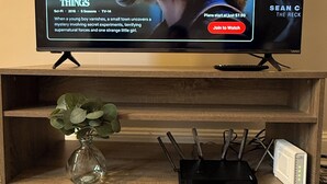 Ein Fernseher zeigt eine Netflix-Sendung mit einer Werbeanzeige.