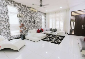 House (6 Bedrooms) | Interior - Spacious Luxury 6BR Home in Kemensah, KL (Taman Melawati)