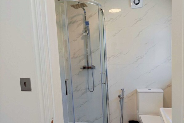 Shower, towels - Cozy Studio in Hornchurch with Extra Bed (Hornchurch)