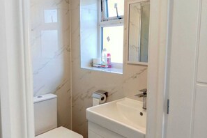 Douche, serviettes fournies