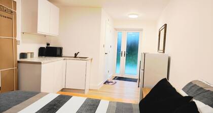 Studio Sleeps 2 - Ensuite, Wifi, Garden & Parking
