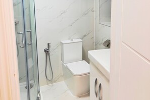 Shower, towels - Cozy Studio in Hornchurch with Extra Bed (Hornchurch)