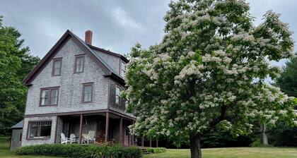 Historic 7-bedroom house in Sebago perfect for family gatherings.