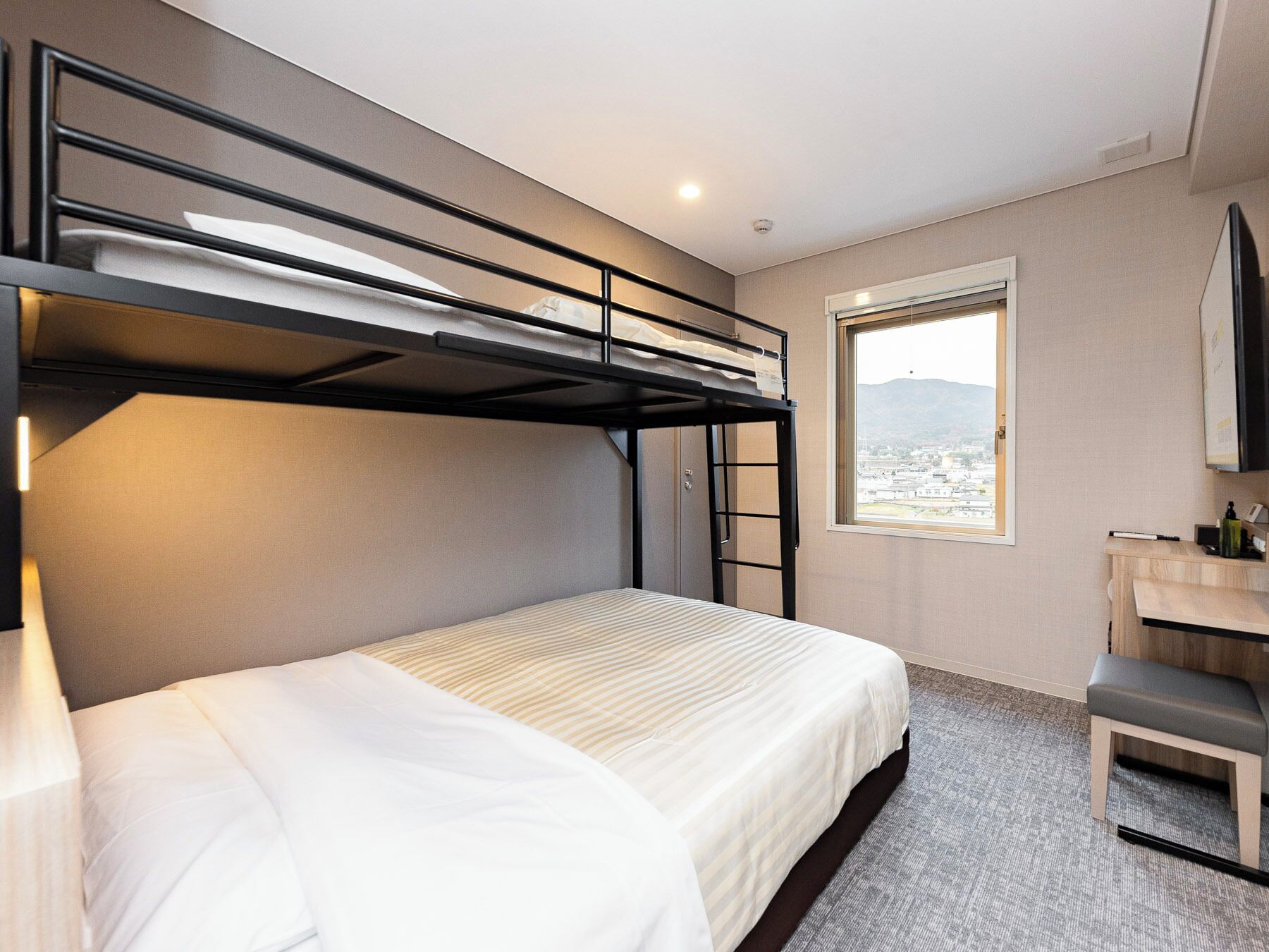 Camera (Bunk Bed) | Una scrivania, postazione laptop, tende oscuranti, ferro/asse da stiro