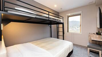 Camera (Bunk Bed) | Una scrivania, postazione laptop, tende oscuranti, ferro/asse da stiro