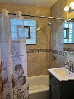 Hair dryer, towels, soap, shampoo - 2-bedroom apartment in Downtown Skokie AC,Walk to train shoppings restaurants! (Skokie)
