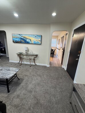 Interior - 2-bedroom apartment in Downtown Skokie AC,Walk to train shoppings restaurants! (Skokie)