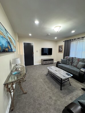 Smart TV - 2-bedroom apartment in Downtown Skokie AC,Walk to train shoppings restaurants! (Skokie)
