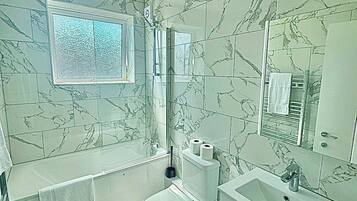 Dusj, hårføner og håndklær