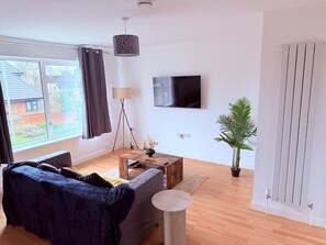 TV - Cosy 2 Bedroom Apartment by Airport & Town Centre (Luton)
