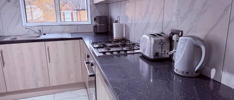 Kjøleskap, mikrobølgeovn, ovn og kokeplater