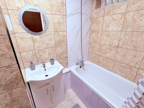 Shower, towels - Cosy 2 Bedroom Apartment by Airport & Town Centre (Luton)