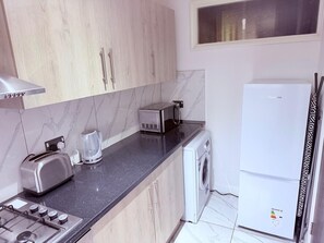 Fridge, microwave, oven, stovetop - Cosy 2 Bedroom Apartment by Airport & Town Centre (Luton)