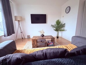 TV - Cosy 2 Bedroom Apartment by Airport & Town Centre (Luton)