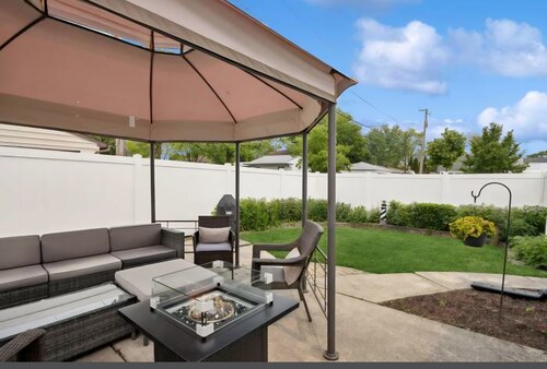 Peaceful Norwood Nest- elevated comfort, walkable, near O'Hare