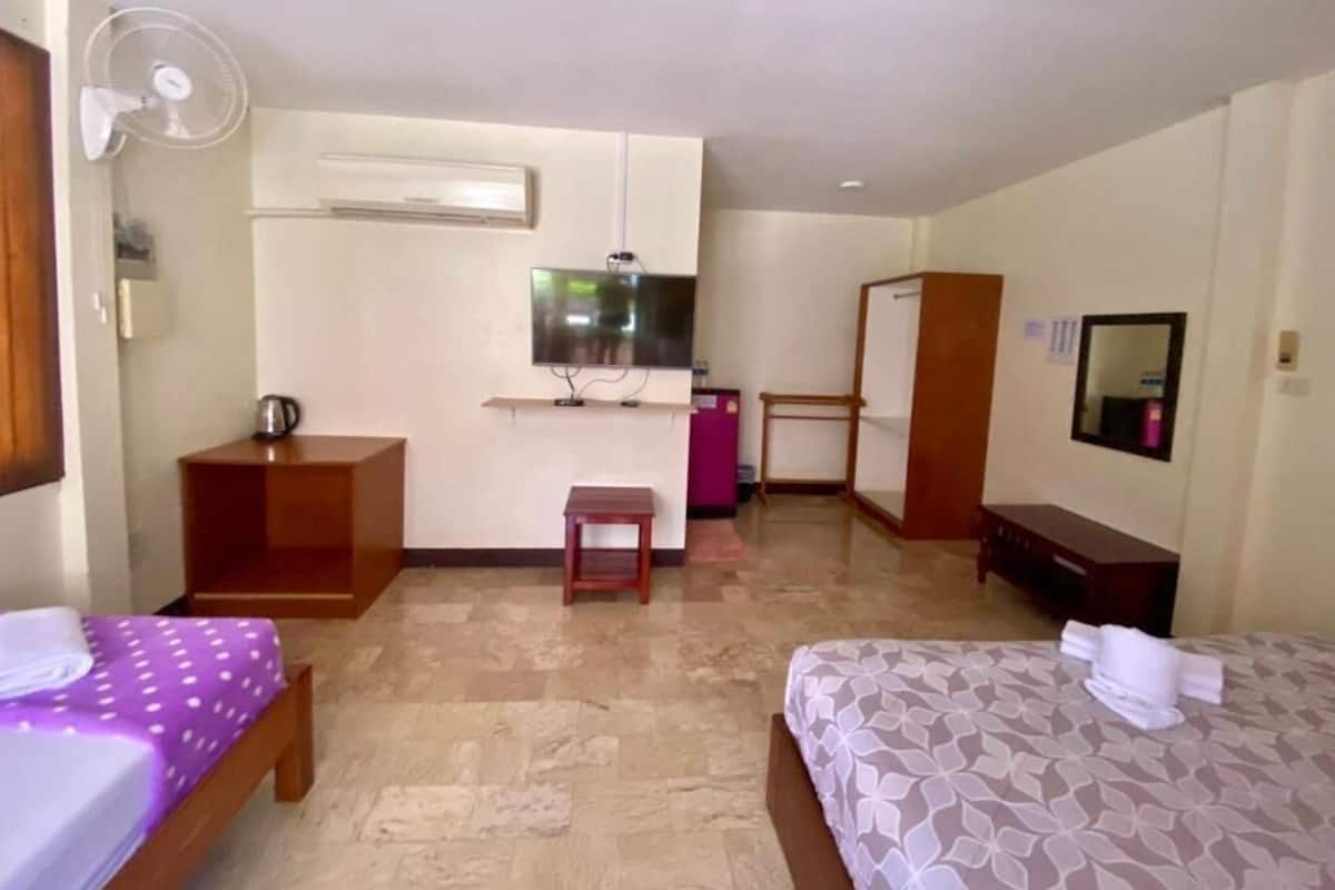 Blackout drapes, soundproofing, WiFi (free)