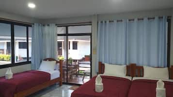 Habitación familiar, balcón | Cortinas opacas, sistema de insonorización, wifi gratis