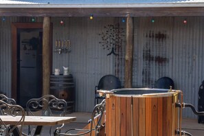 Outdoor dining - 'The Shack' - Peaceful getaway in Millthorpe (Shadforth)