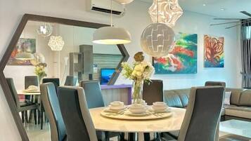 Classic-lejlighed - 2 soveværelser - balkon - byudsigt | Spiseområde