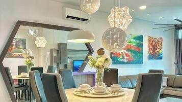 Appartamento Classic, 2 camere da letto, balcone, vista città | Ristoranti