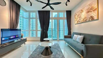 Comfort Apartment, 2 Bedrooms, Balcony, Pool View | Living area