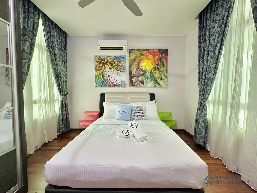 Una habitación de hotel con cama, aire acondicionado, una obra de arte en la pared y cortinas.