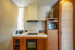 Villa de lujo, 2 habitaciones, vista a la alberca | Cocina privada | Refrigerador, microondas, horno y parrilla de estufa 