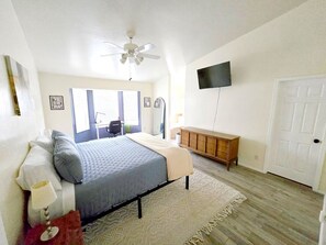 3 bedrooms, desk, free WiFi, bed sheets - Sonoran Sanctuary in  Sahuarita - 3 Bedroom Home - Back Yard Oasis with Hot Tub (Sahuarita)