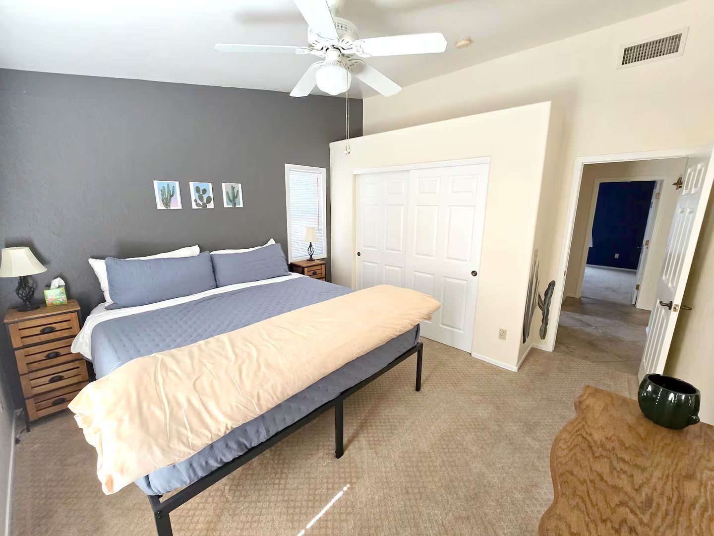 3 makuuhuonetta, työpöytä, ilmainen Wi-Fi, vuodevaatteet