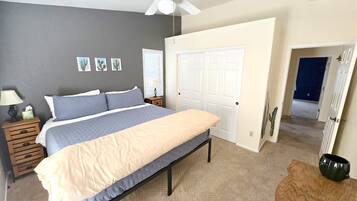 3 makuuhuonetta, työpöytä, ilmainen Wi-Fi, vuodevaatteet