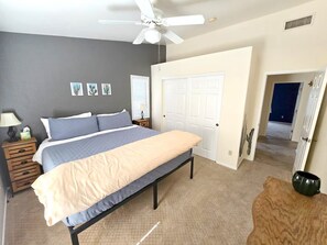 3 makuuhuonetta, työpöytä, ilmainen Wi-Fi, vuodevaatteet