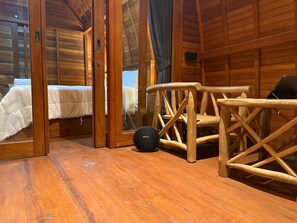 Escritorio, tabla de planchar con plancha y wifi gratis 